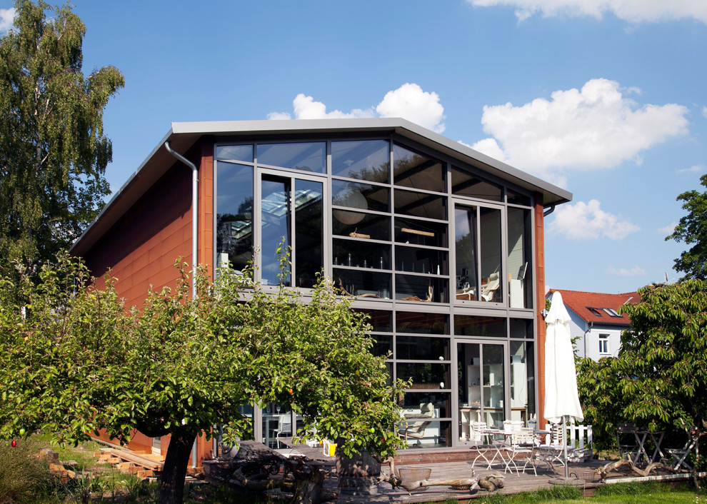 Industrial Haus mit Metallfassade und brauner Fassadenfarbe in Sonstige