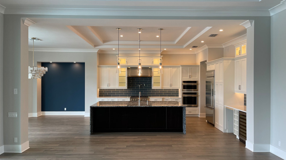 Transitional home design photo in Miami