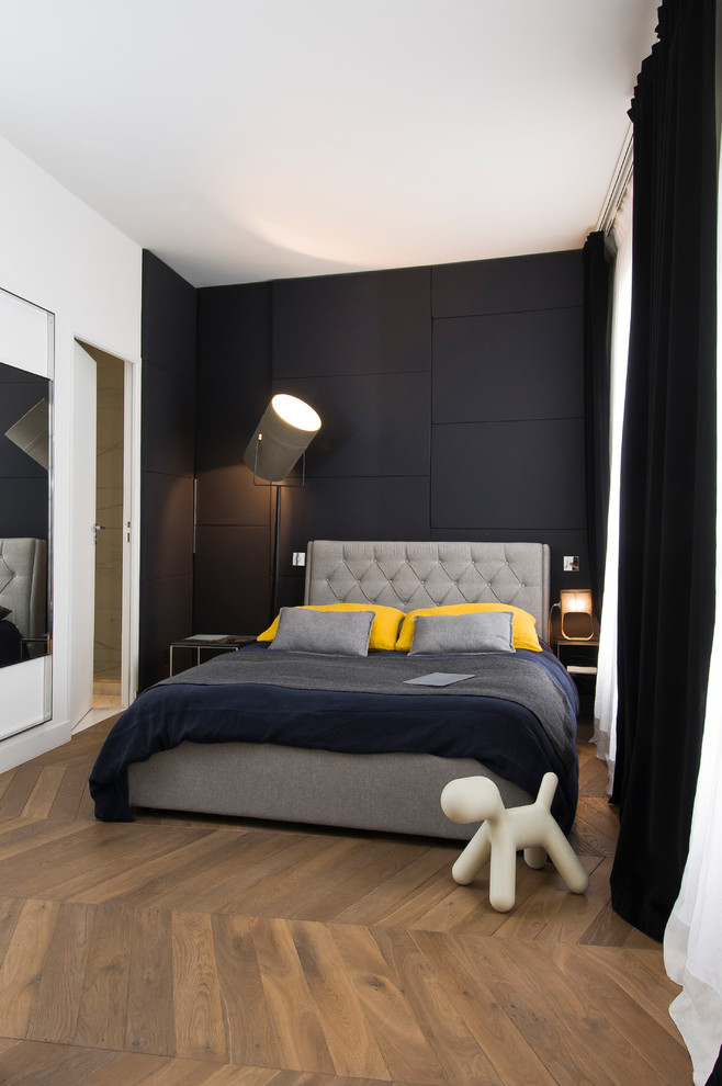 Mid-sized contemporary master bedroom in Paris with white walls and medium hardwood floors.