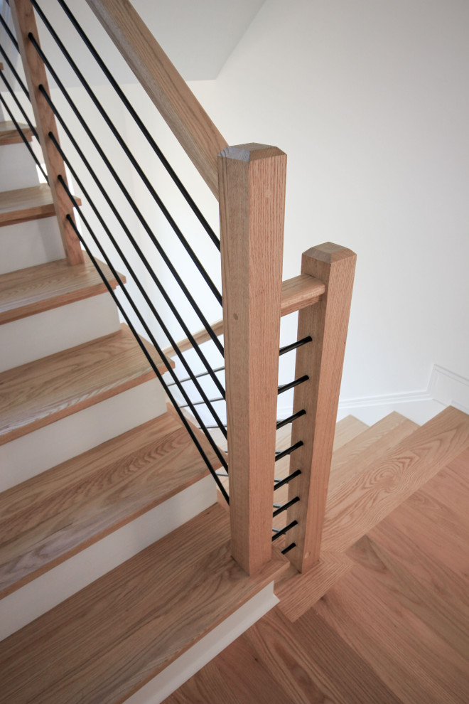 Ejemplo de escalera suspendida actual de tamaño medio con escalones de madera, contrahuellas de madera pintada, barandilla de varios materiales y machihembrado