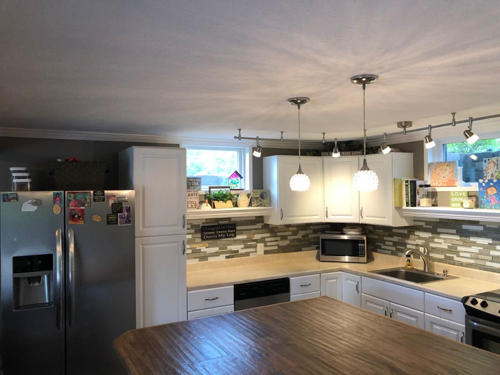 Example of a transitional kitchen design in Cincinnati