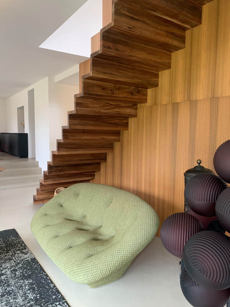 Diseño de escalera recta moderna extra grande con escalones de madera, contrahuellas de madera y madera