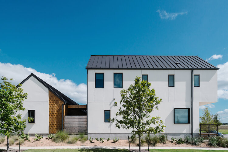 Mittelgroßes, Zweistöckiges Skandinavisches Einfamilienhaus mit Halbwalmdach in Austin