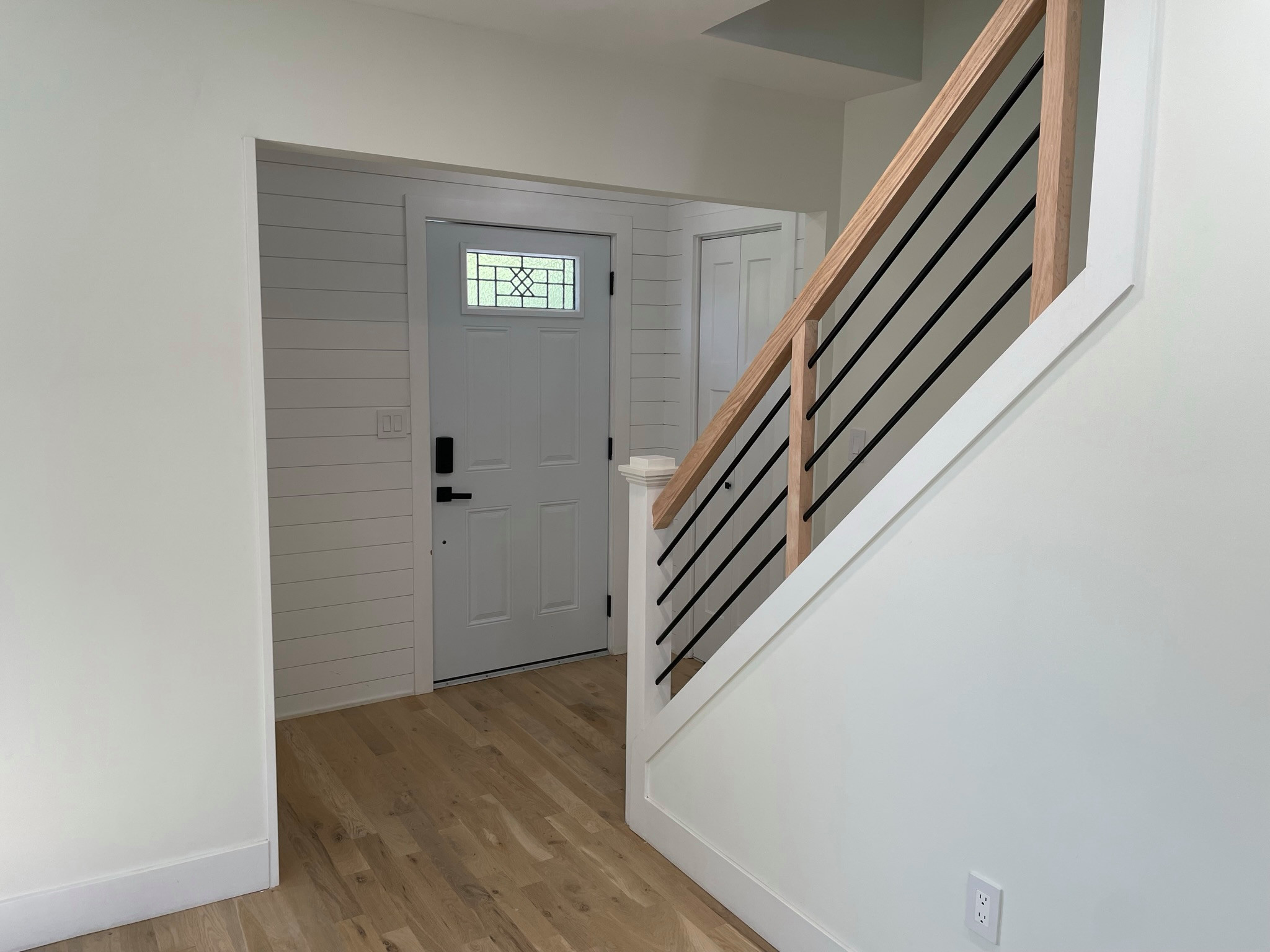 Example of a transitional entryway design in Bridgeport