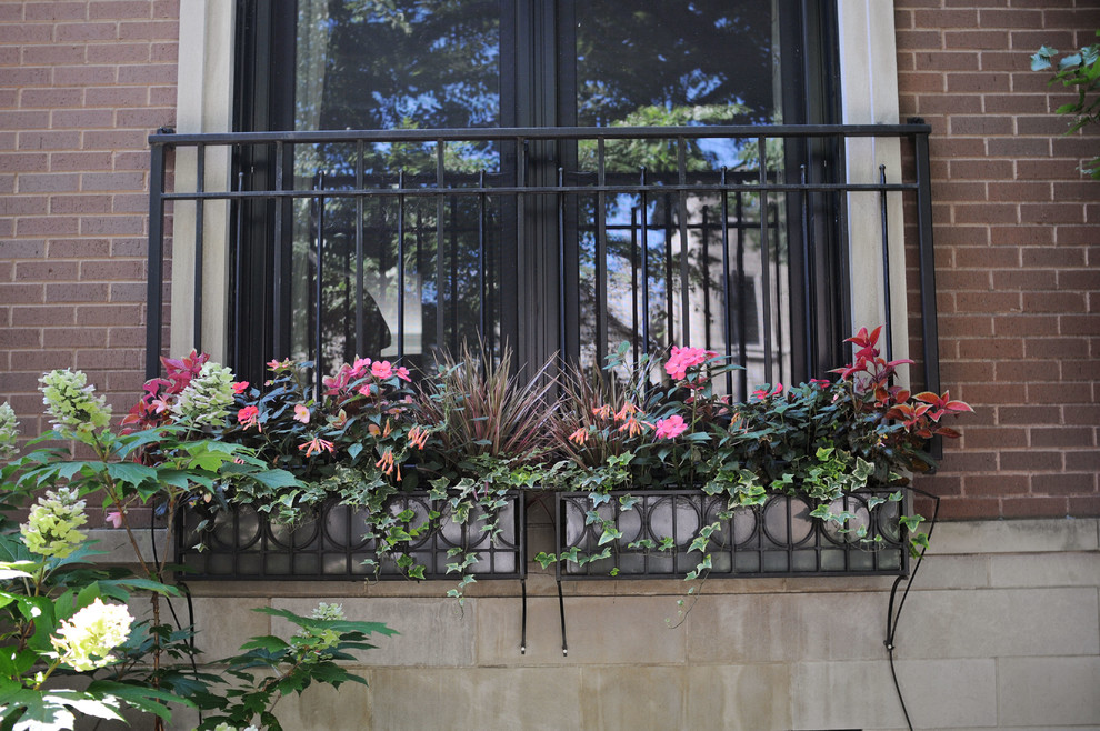 Design ideas for a mid-sized traditional partial sun backyard landscaping in Chicago for summer.
