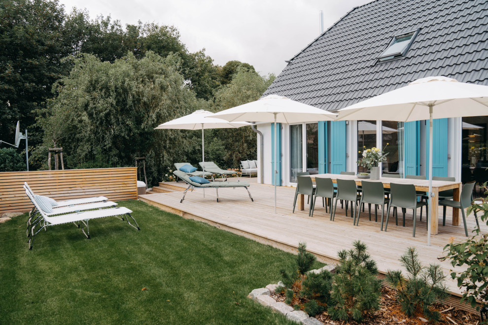 Große Moderne Terrasse neben dem Haus mit Grillplatz in Sonstige