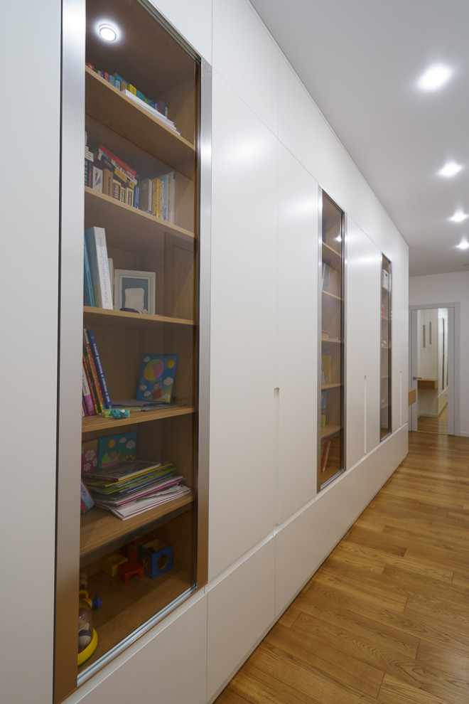 Длинный шкаф для длинного коридора