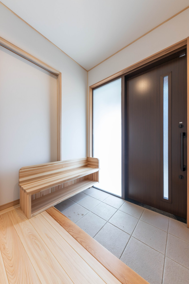 Réalisation d'une entrée asiatique de taille moyenne avec un couloir, un mur blanc, un sol en bois brun, une porte coulissante, une porte en bois foncé, un sol beige, un plafond en papier peint et du papier peint.