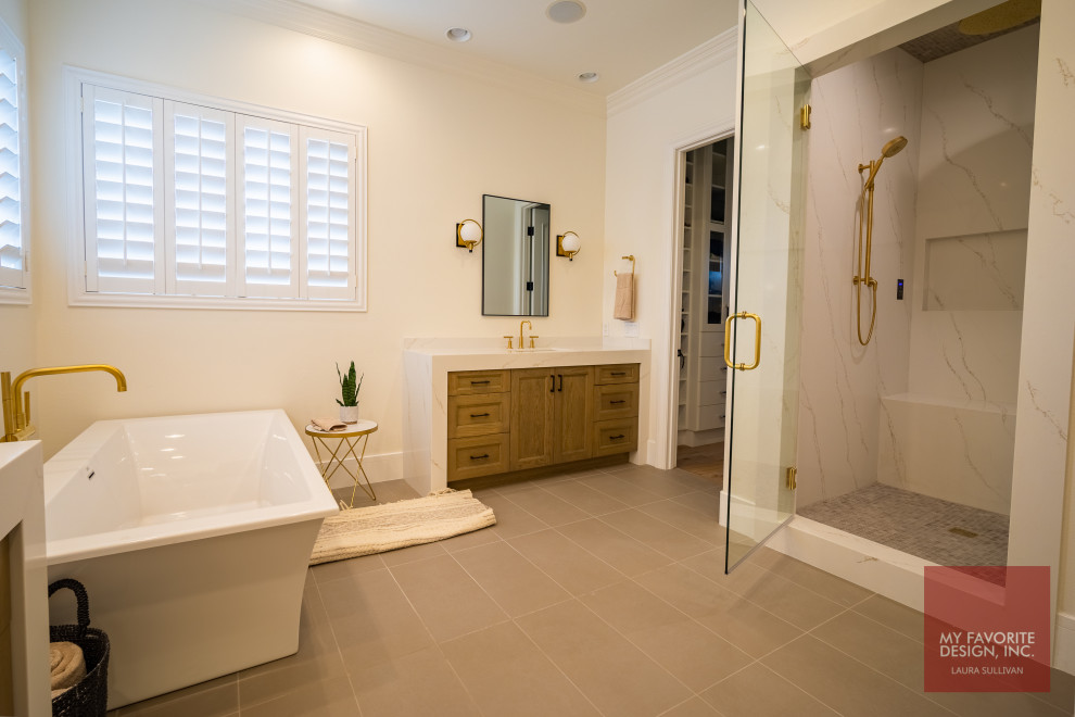Idéer för ett modernt vit en-suite badrum, med en toalettstol med hel cisternkåpa och dusch med gångjärnsdörr