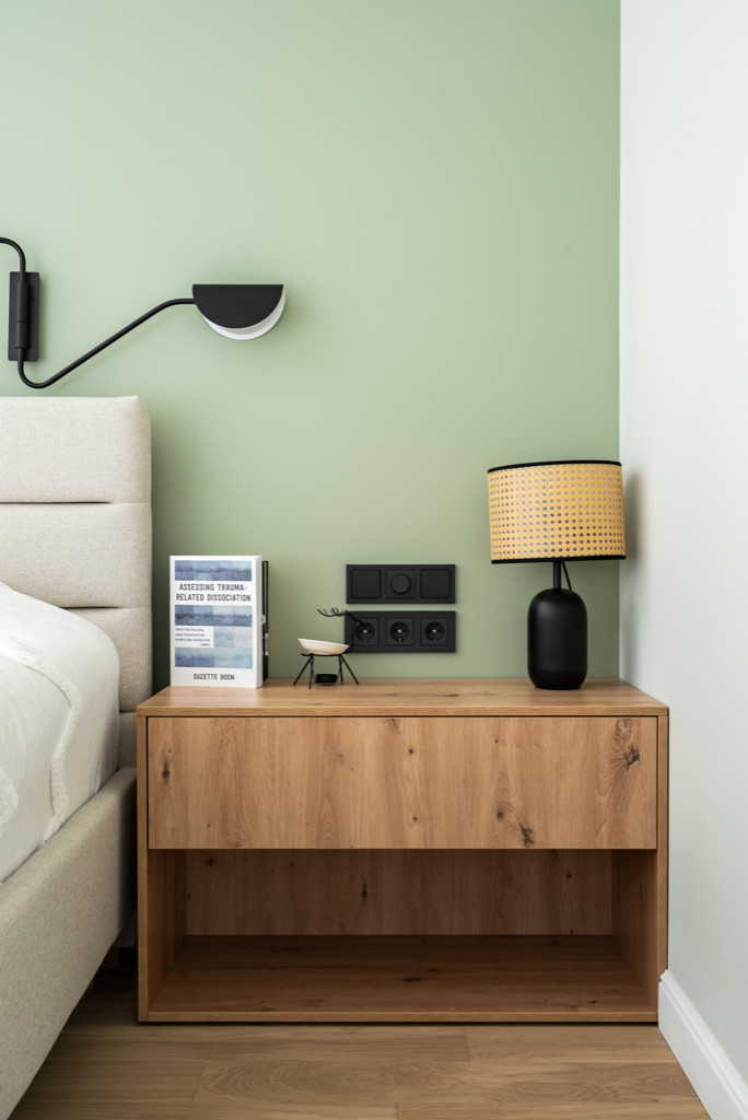 Московская квартира с двумя санузлами и белой кухней