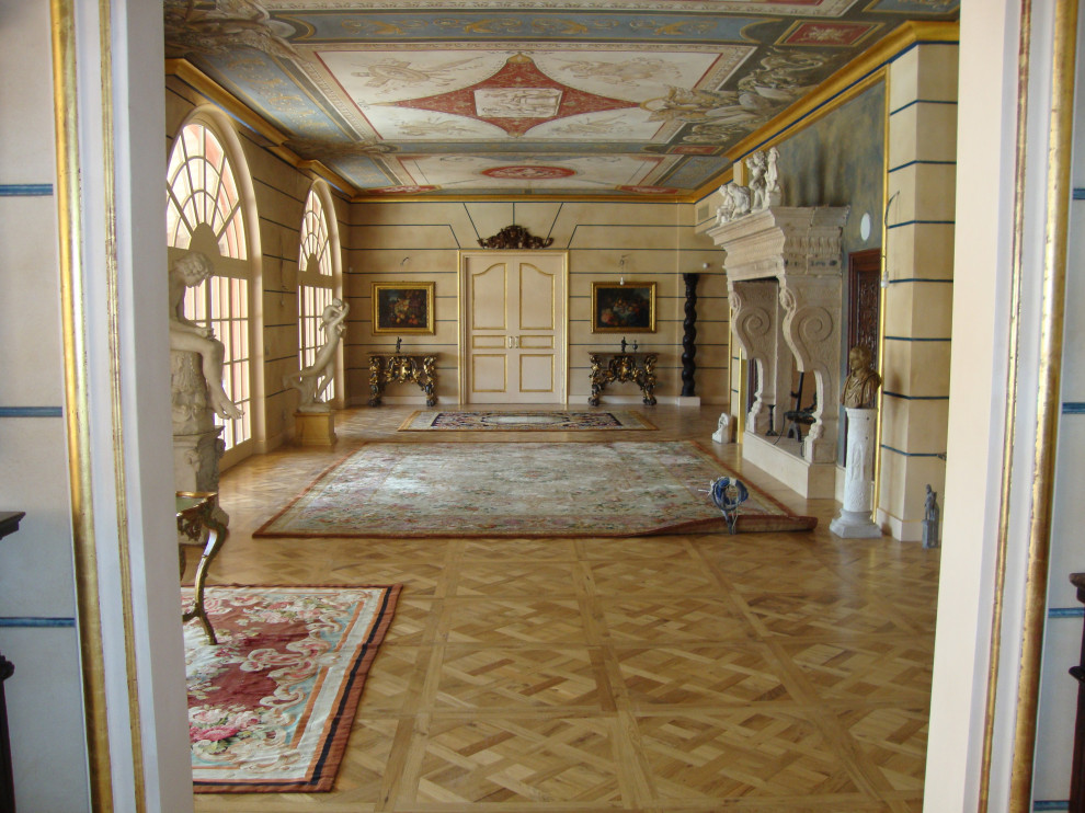 Immagine di un ampio soggiorno classico con pareti beige, parquet chiaro, camino lineare Ribbon, soffitto a volta e tappeto