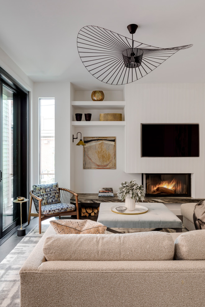 Свежая идея для дизайна: гостиная комната в современном стиле с угловым камином, фасадом камина из штукатурки и черным полом - отличное фото интерьера
