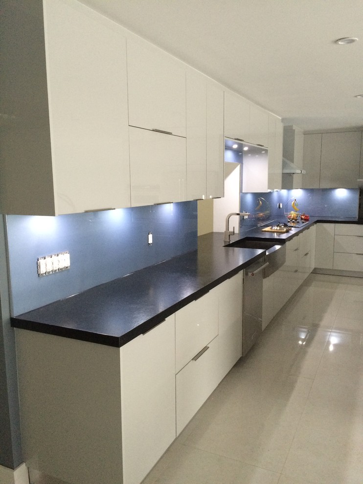 Kitchen - kitchen idea in Miami