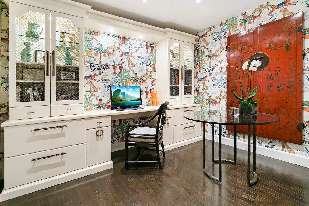Cette image montre un bureau asiatique avec un mur multicolore, parquet foncé, aucune cheminée, un bureau intégré, un sol marron et du papier peint.
