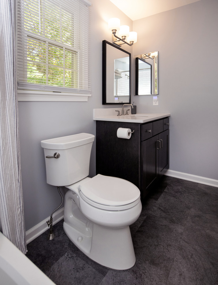 Aménagement d'une douche en alcôve montagne de taille moyenne avec un placard en trompe-l'oeil, des portes de placard marrons, une baignoire indépendante, WC séparés, un carrelage blanc, des carreaux de porcelaine, un mur vert, un sol en carrelage de porcelaine, un lavabo encastré, un plan de toilette en quartz modifié, un sol gris, une cabine de douche à porte battante, un plan de toilette blanc, une niche, meuble simple vasque, meuble-lavabo sur pied et boiseries.