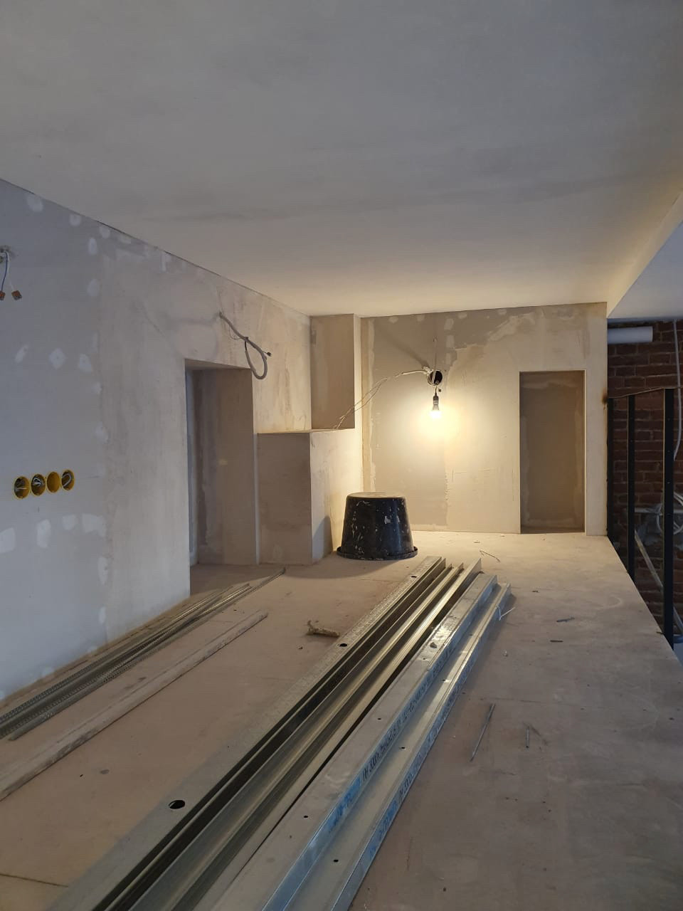 Возведен второй ярус, обшивка гипсокартоном