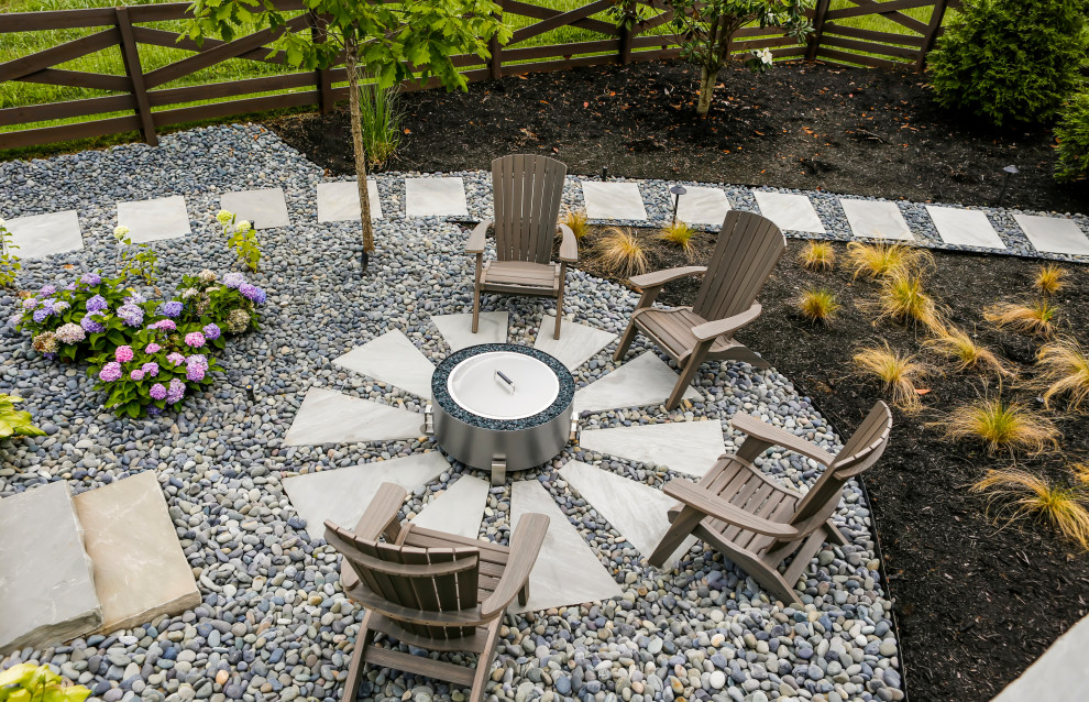Imagen de jardín de estilo de casa de campo grande en primavera en patio trasero con brasero, exposición total al sol, piedra decorativa y con madera