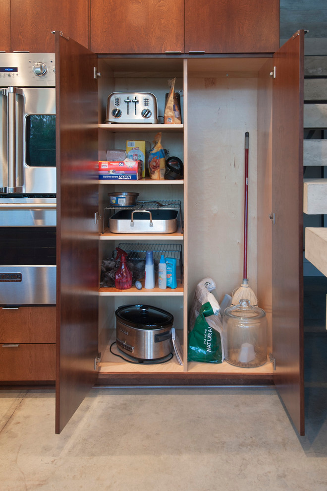 Transitional home design photo in Columbus