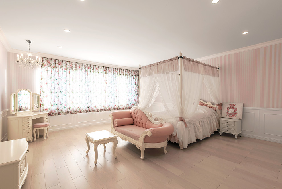 Inspiration for a traditional kids' room for girls in Tokyo with pink walls, light hardwood floors and beige floor.