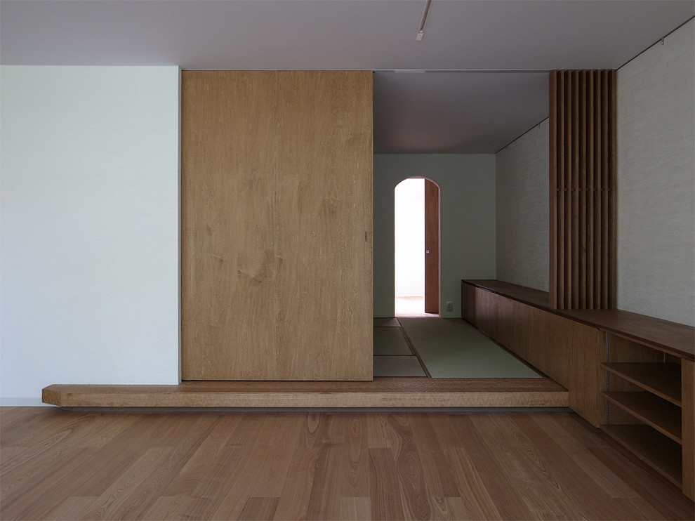 Cette photo montre une chambre parentale asiatique avec un mur blanc et un sol de tatami.