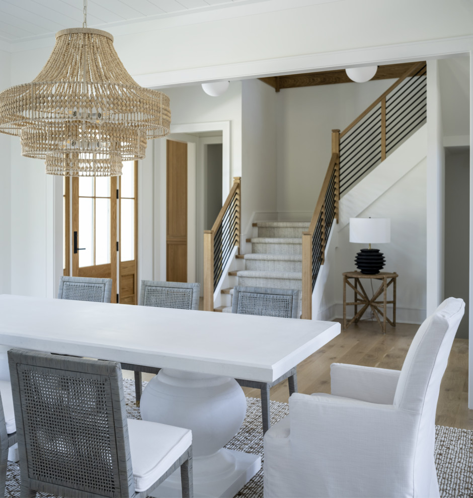 Idee per un'ampia sala da pranzo minimalista chiusa con pareti bianche, parquet chiaro, pavimento marrone e soffitto in perlinato