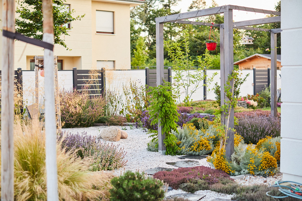 Ispirazione per un giardino scandinavo esposto in pieno sole di medie dimensioni e davanti casa con ghiaia