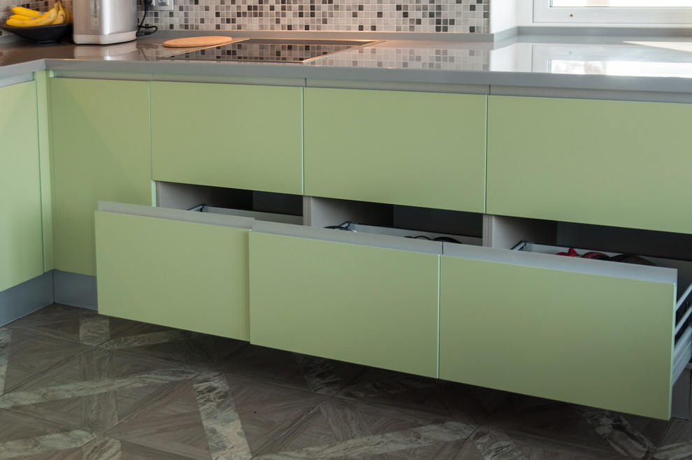 Большая кухня с барной стойкой