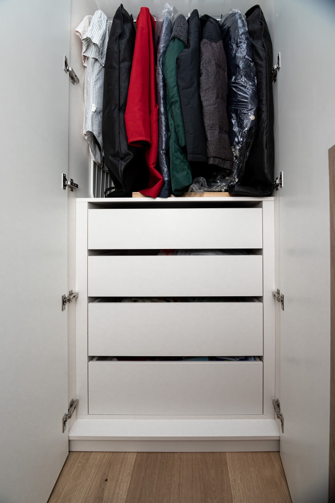 Гардероб и шкаф в прихожую в минималистичном стиле