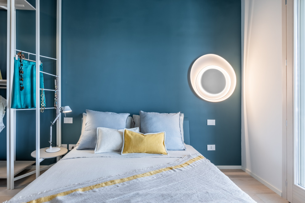 Idee per una piccola camera matrimoniale moderna con pareti blu, parquet chiaro e pavimento beige