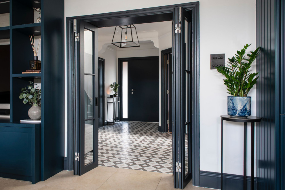 Idee per un grande ingresso minimalista con pareti bianche, pavimento con piastrelle in ceramica, una porta a pivot, una porta blu e pavimento multicolore
