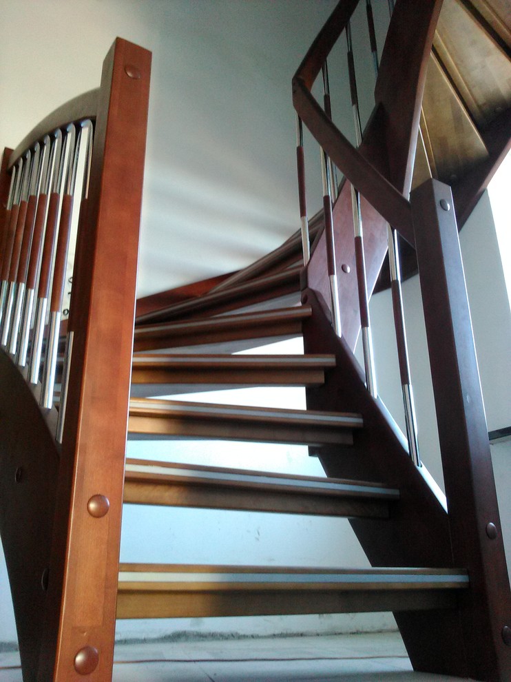 Лестница на тетивах с фальшподступенком.