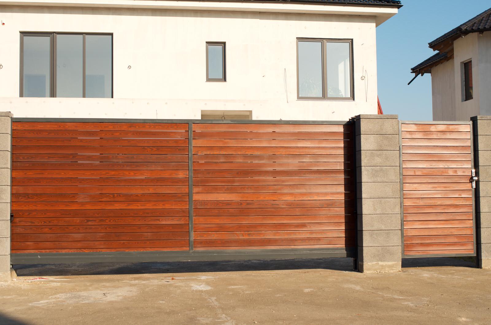 Горизонтальный деревянный забор из лиственницы