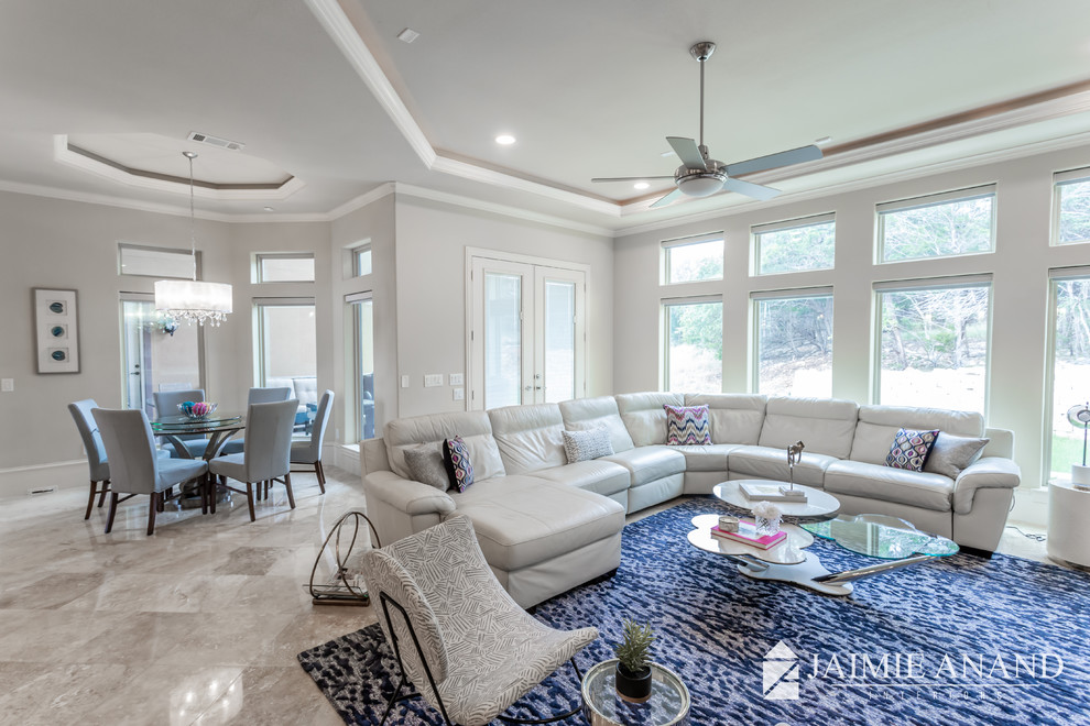Transitional home design photo in Austin