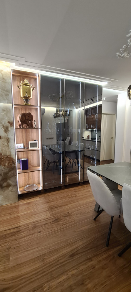 Витрина в кухне гостинной