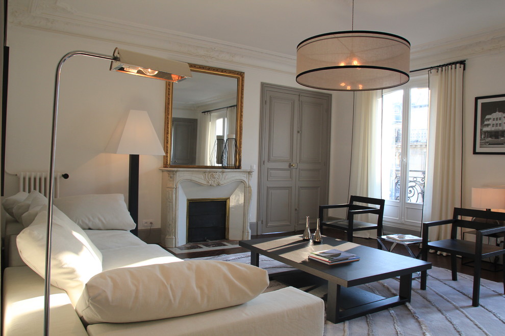 Transitional living room in Paris.