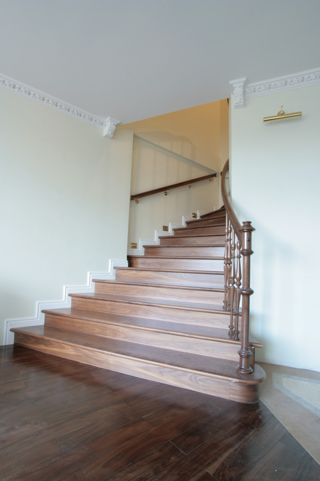 Лестница из ореха