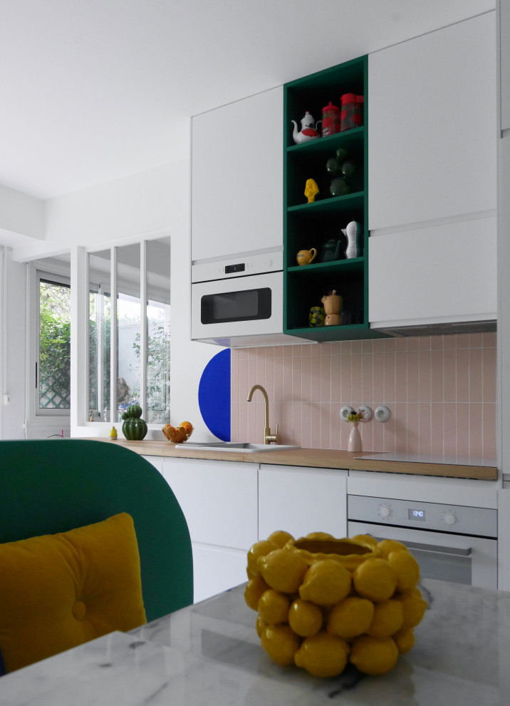 Idée de décoration pour une petite cuisine ouverte linéaire minimaliste avec un évier posé, un placard à porte affleurante, des portes de placard bleues, un plan de travail en stratifié, une crédence rose, une crédence en carreau de porcelaine, un électroménager blanc et un plan de travail beige.