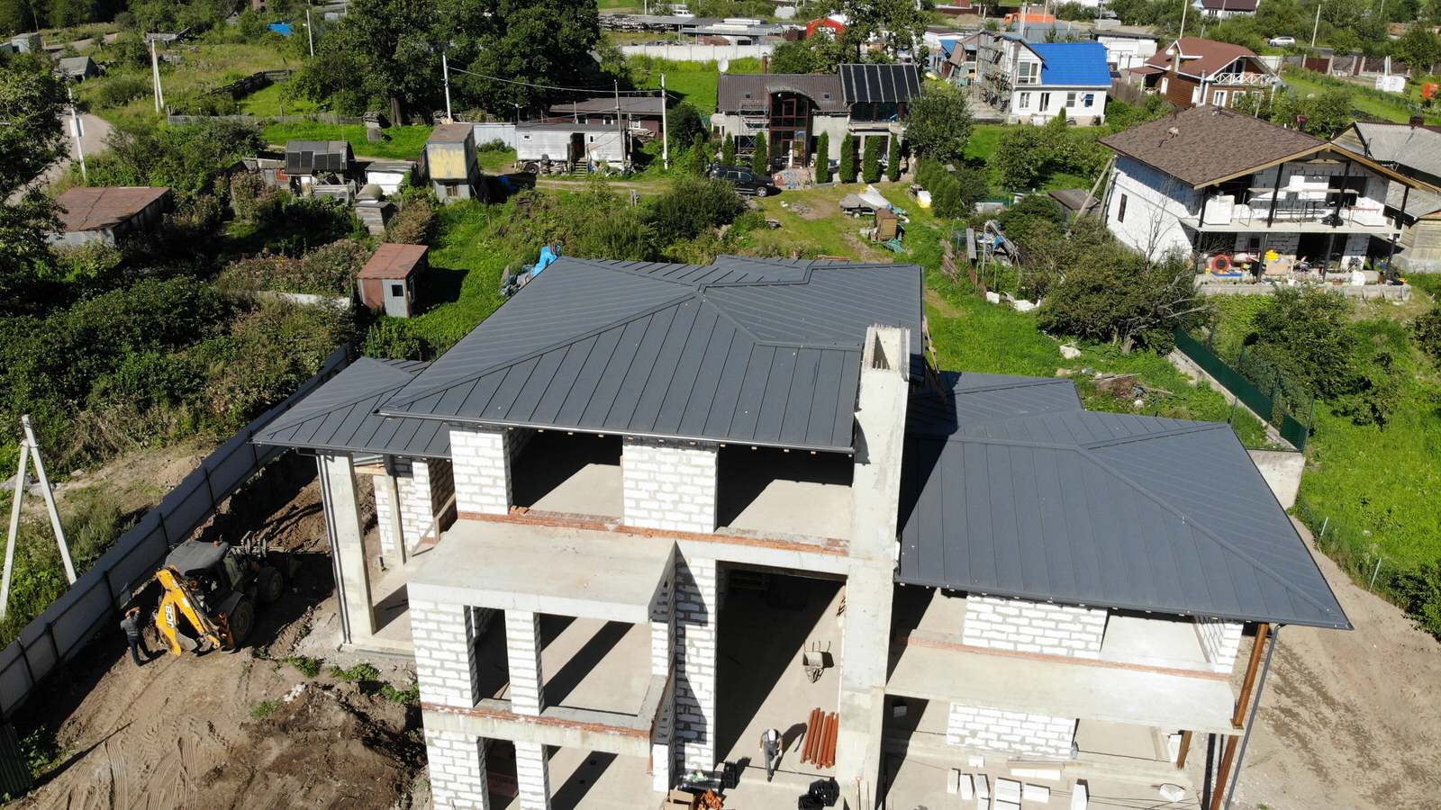 Фальцевая кровля на современном доме.