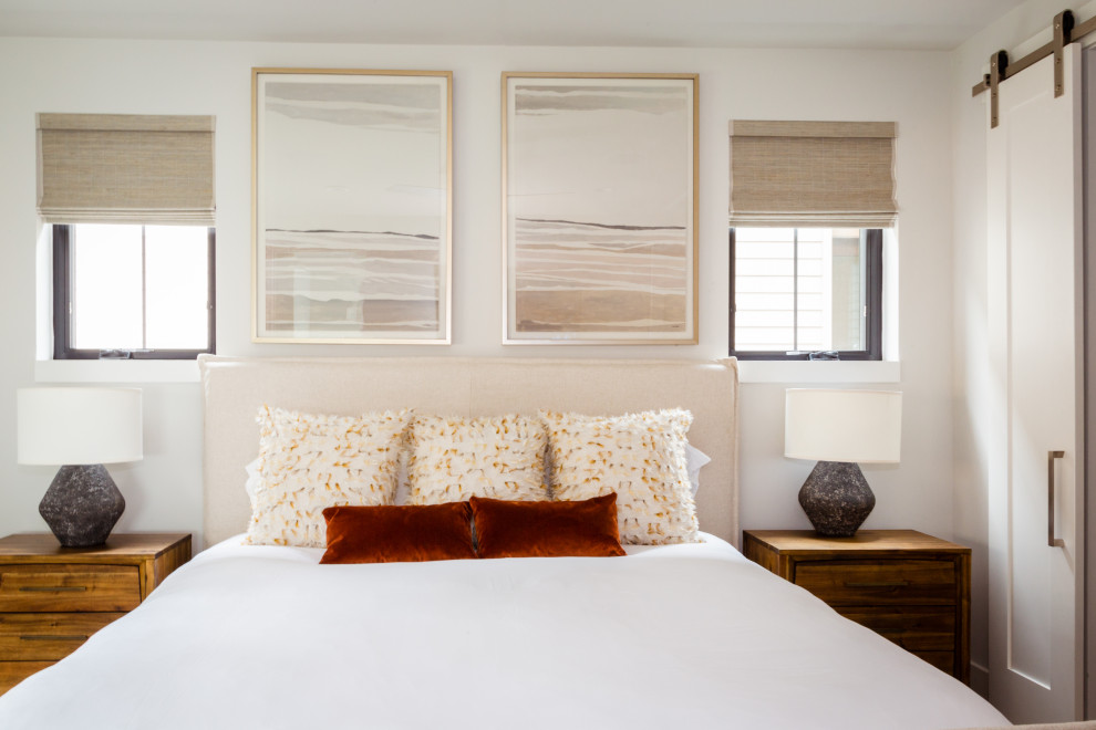 Стильный дизайн: большая хозяйская спальня в стиле фьюжн с белыми стенами, полом из керамогранита и коричневым полом - последний тренд