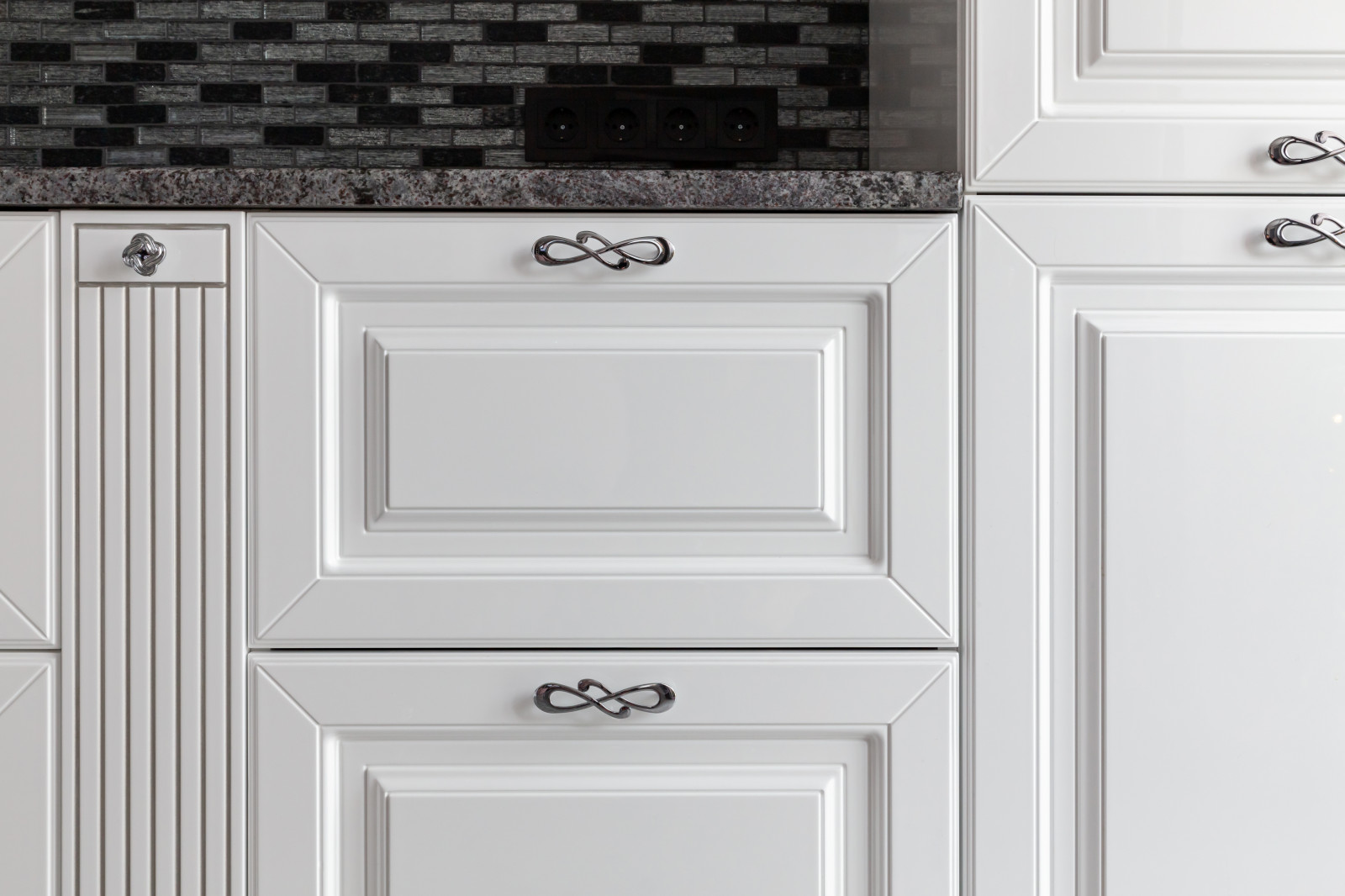 Белоснежная кухня в классике