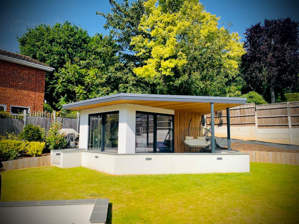 Multifunktionaler, Mittelgroßer Moderner Fitnessraum mit weißer Wandfarbe, braunem Holzboden und braunem Boden in Essex
