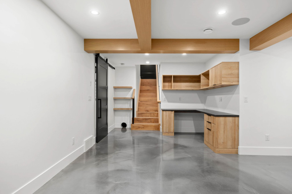 Idéer för funkis källare, med vita väggar, betonggolv och grått golv
