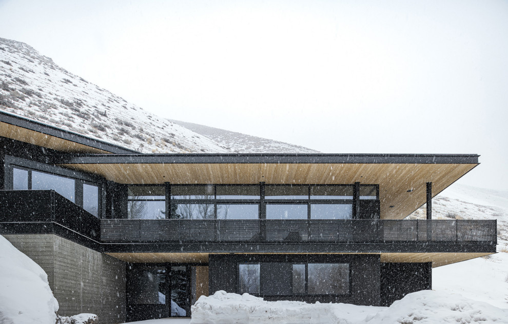 Inspiration for a contemporary balcony remodel in Salt Lake City
