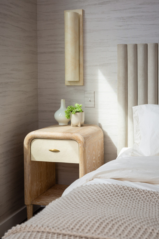 Réalisation d'une petite chambre parentale design avec un mur beige, un sol en bois brun, un sol marron et du papier peint.