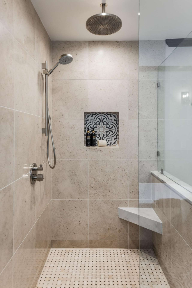 Esempio di una stanza da bagno mediterranea con doccia ad angolo, piastrelle beige, pareti beige, porta doccia a battente e panca da doccia