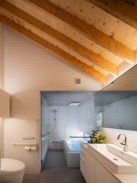 麓の大屋根 modern-badezimmer
