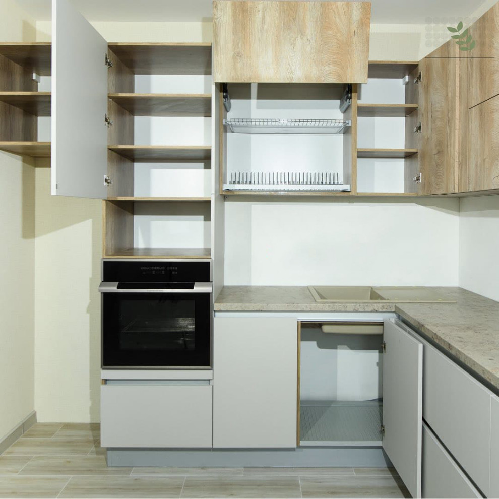 Светлая угловая кухня в теплых оттенках