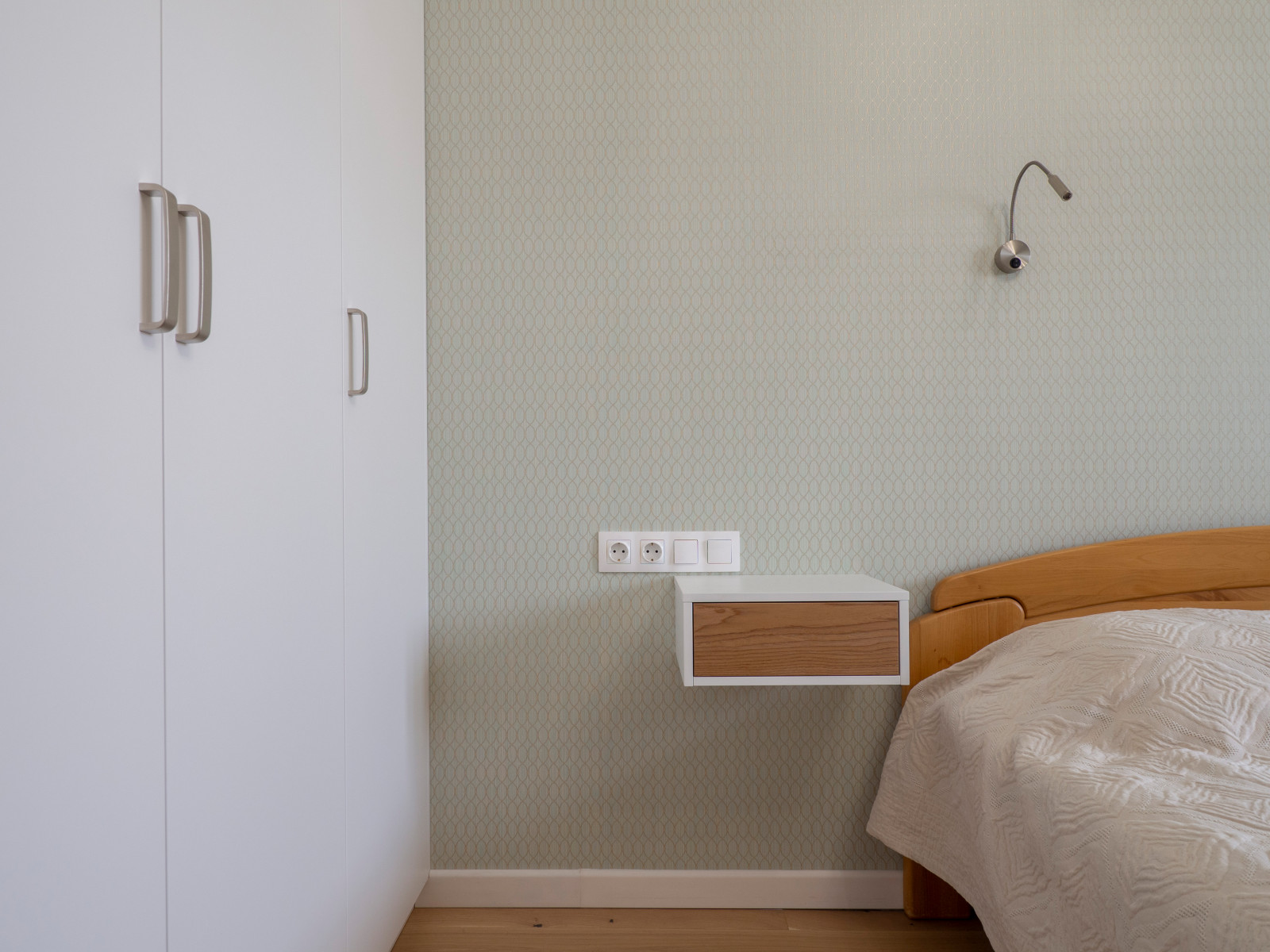 Меблировка спальни и кабинета в светло-мятном цвете