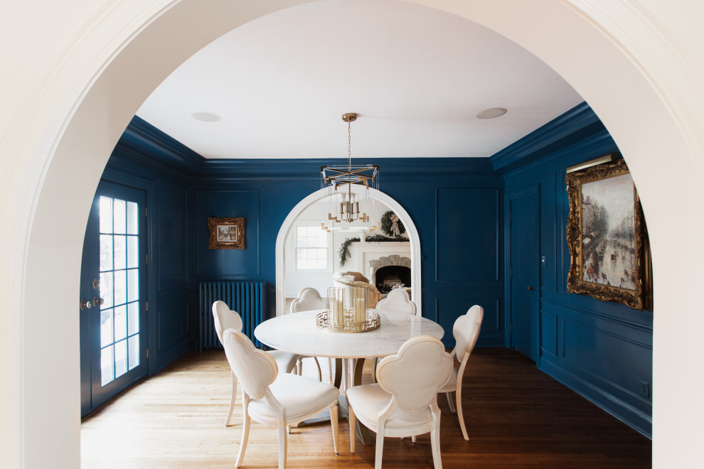Idée de décoration pour une salle à manger tradition fermée et de taille moyenne avec un mur bleu, un sol en bois brun, un sol marron, un plafond décaissé et du lambris.