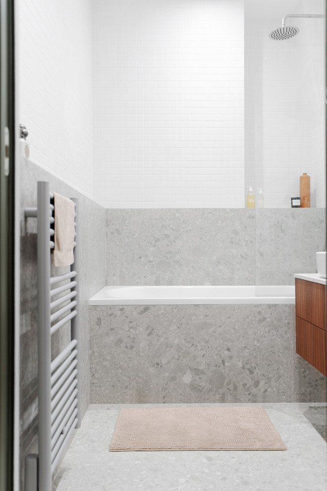 Esempio di una stanza da bagno padronale design di medie dimensioni con ante lisce, ante in legno scuro, vasca sottopiano, piastrelle bianche, piastrelle a mosaico, pareti grigie, pavimento alla veneziana, pavimento grigio, top bianco, due lavabi e mobile bagno sospeso